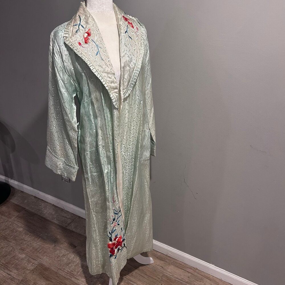 Vintage Women’s Robe Made in Japan Floral Embroidered Trade Mark Sz Unknown